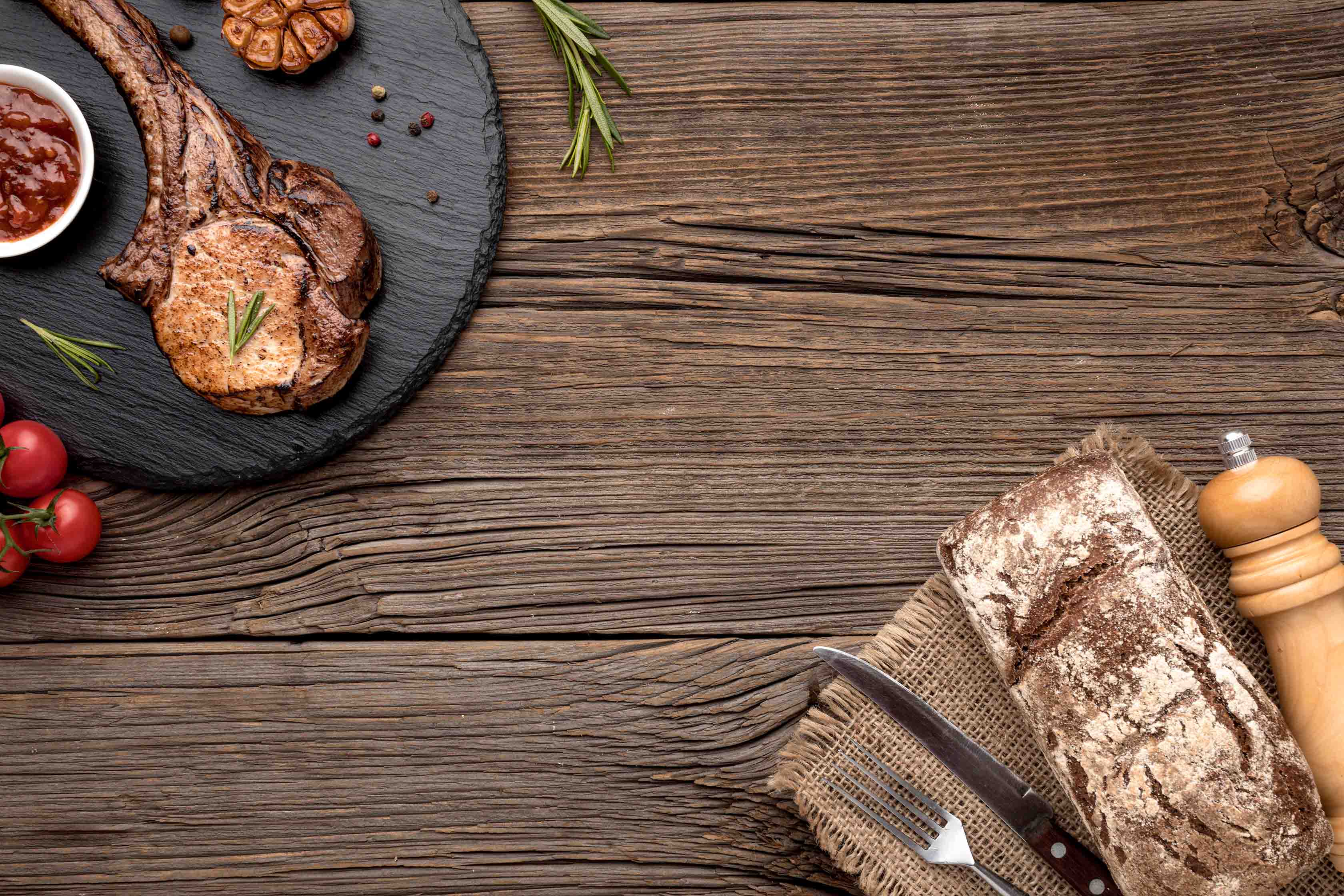 Carne servida com molho sobre mesa de madeira